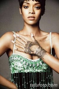 Фотография Rihanna с татуировками в стиле мехенди на руках. Детализированные узоры, напоминающие роспись хной.